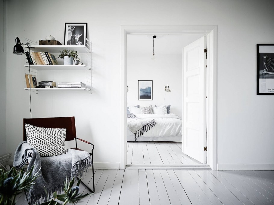 Комната с белыми стенами