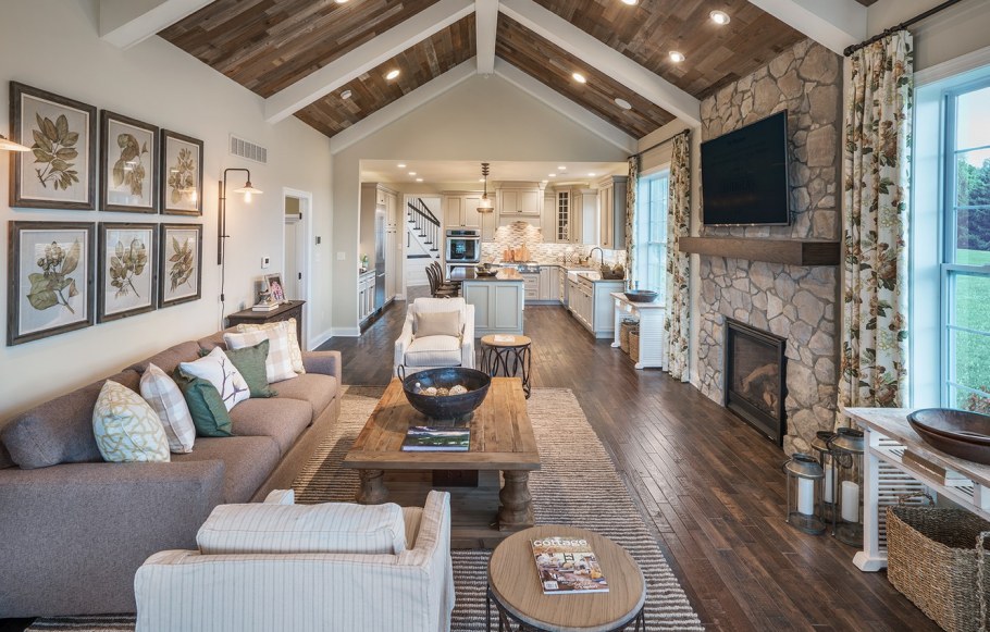 Гостиная столовая с камином