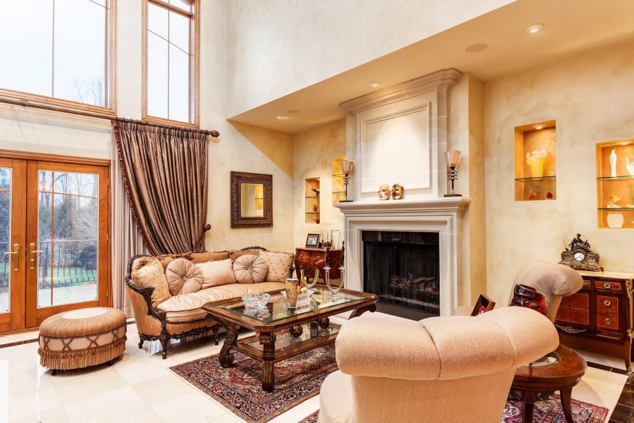 Гостиная с камином и креслами