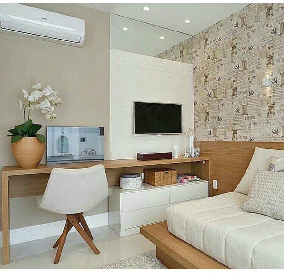 Светлая спальня с рабочим местом