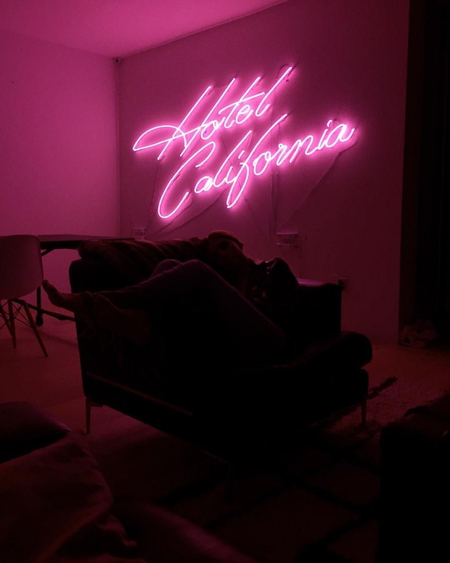Неоновая вывеска на стену в комнату
