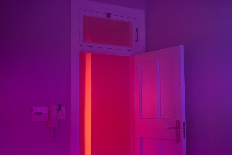 Неоновая дверка