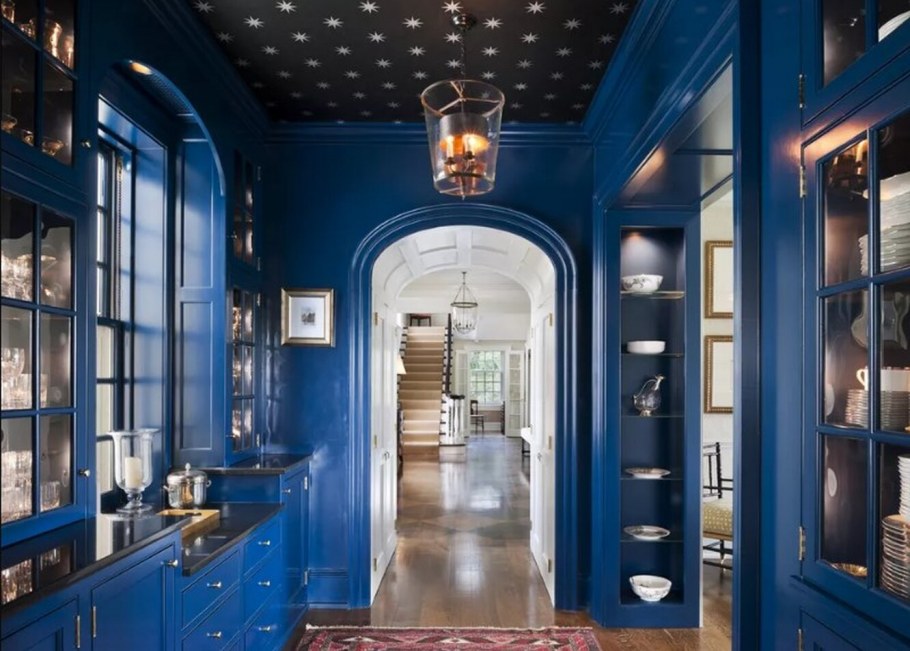 Синий потолок в коридоре