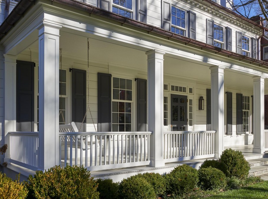 Американский дом с террасой в колониальном стиле