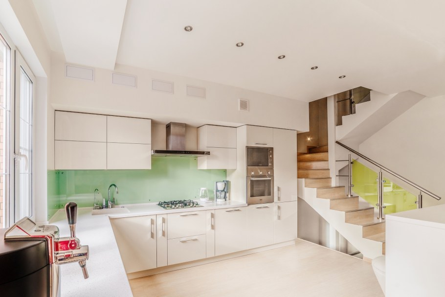 Кухня в собранном виде фото в таунхаусе