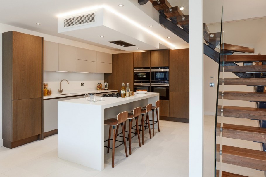 Кухня студия в таунхаусе