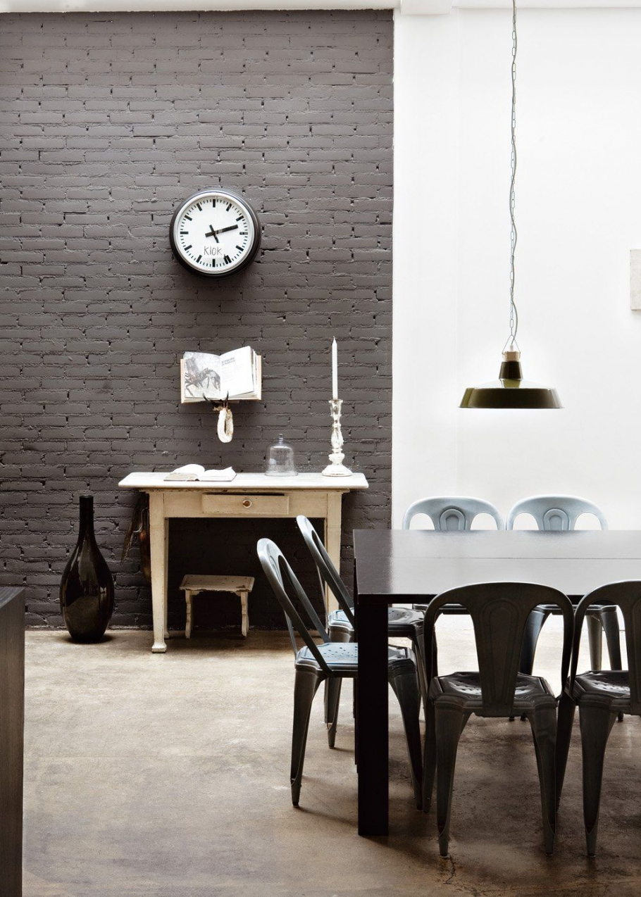 Крашеная кирпичная стена в интерьере