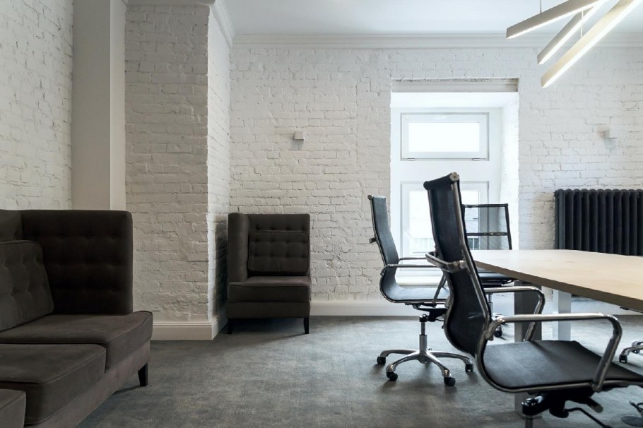 Кирпич в интерьере офиса