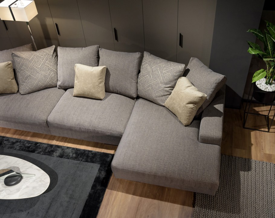 Диван в интерьере гостиной Минимализм