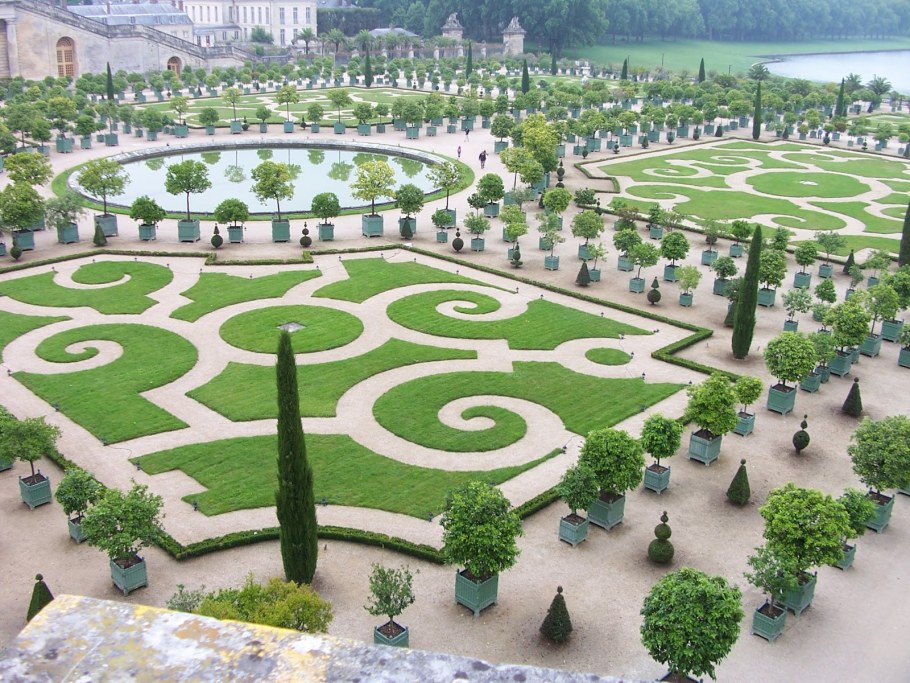 Регулярный стиль партер в середине с фонтаном