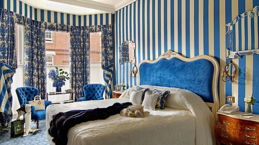Комната с синими шторами и обоями в полоску