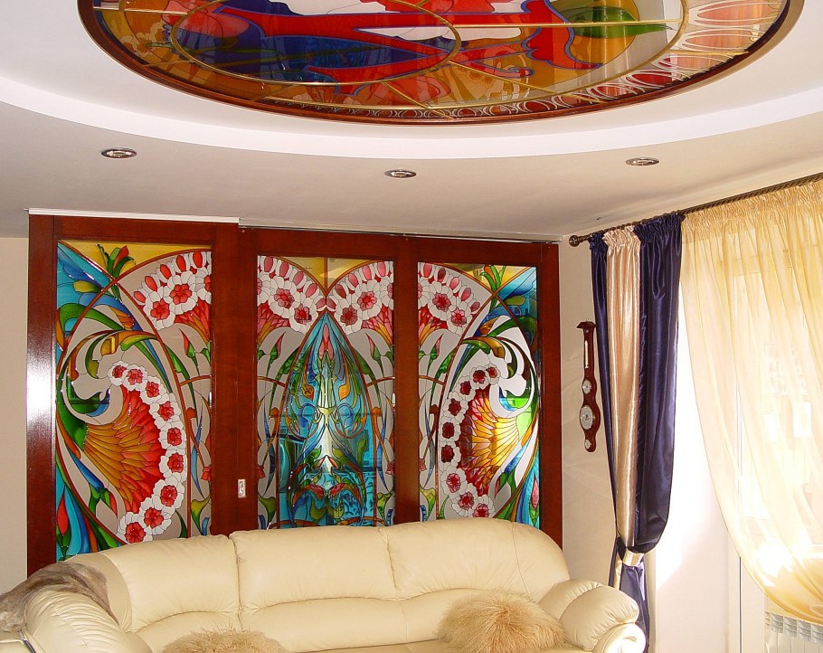 Витражи в интерьере гостиной