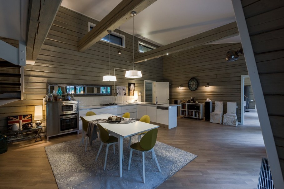 Интерьер кухни в деревянном доме