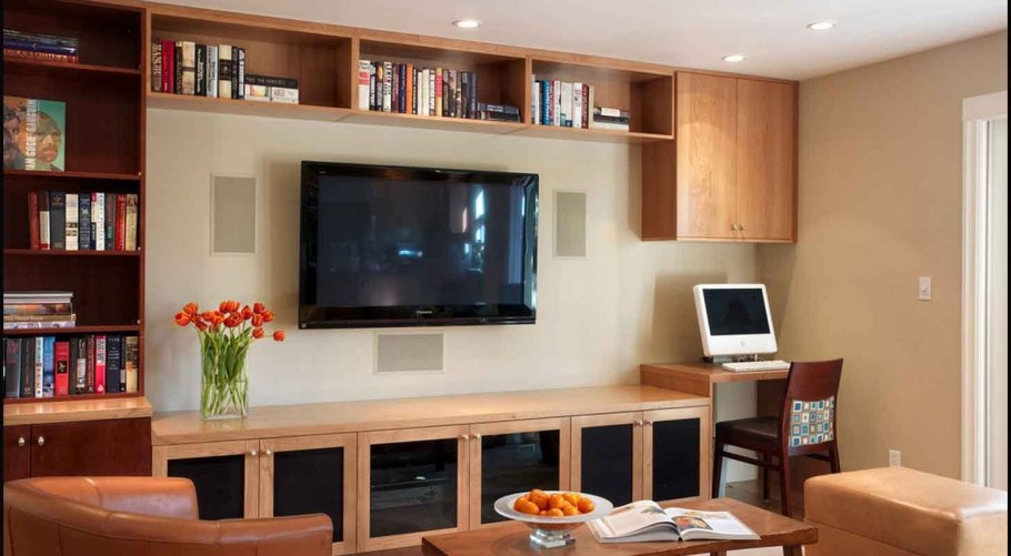 Компьютерный стол в гостиной