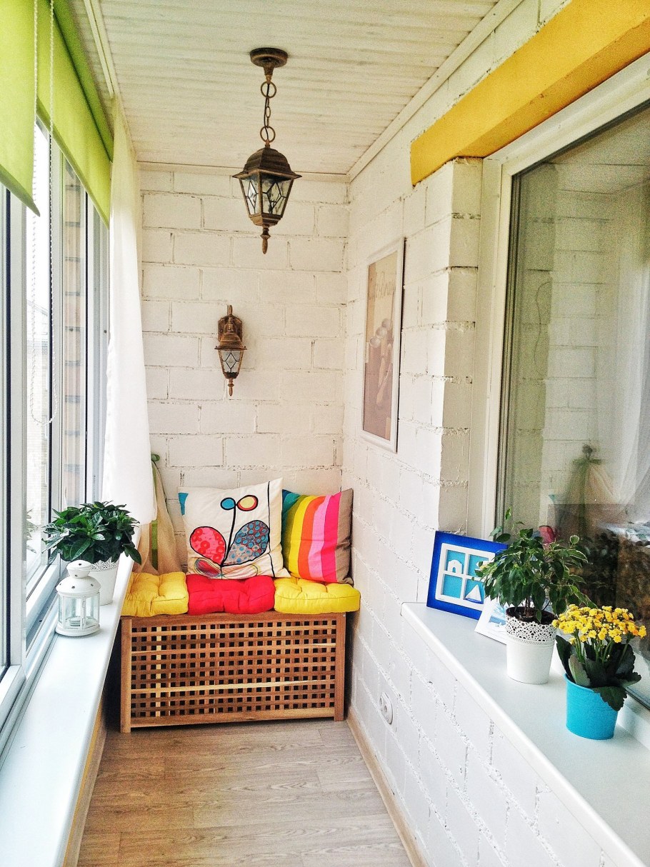 Балкон в желтом цвете