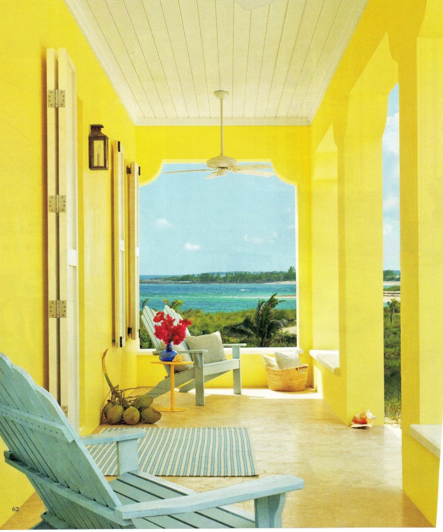 Балкон с желтыми стенами