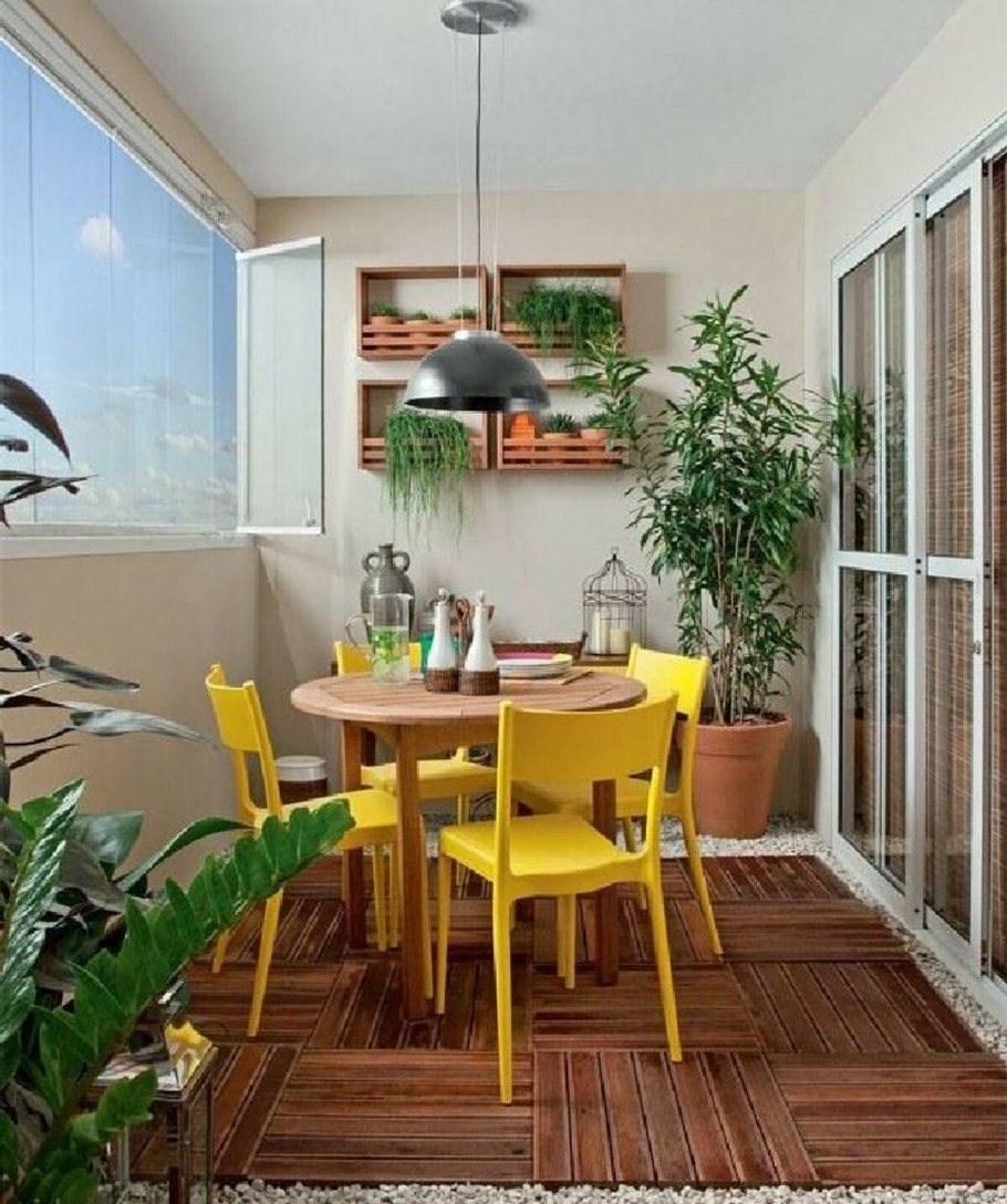 Поддоны деревянные на балконе