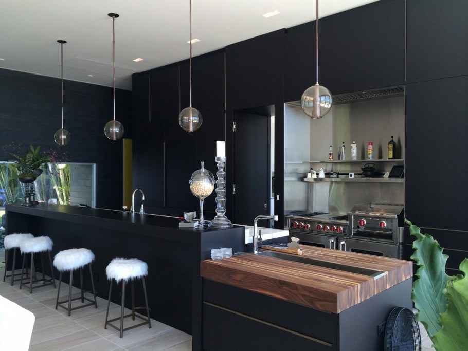 Кухня в темных тонах