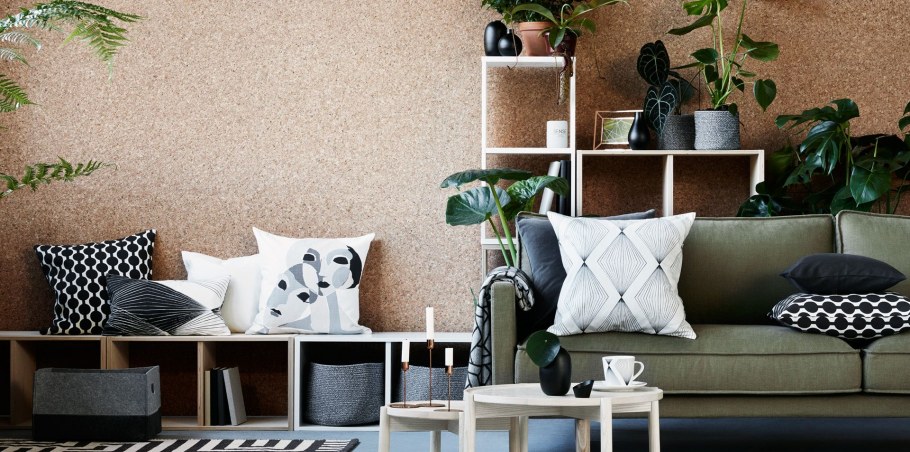 Пробка на стене в интерьере гостиной