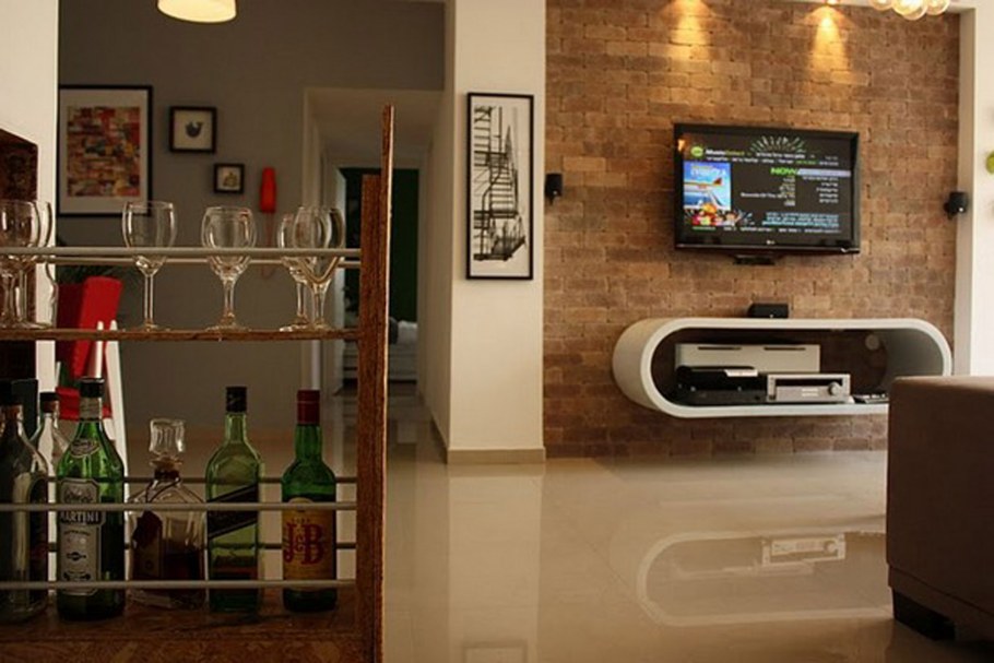 Телевизор на пробковой стене