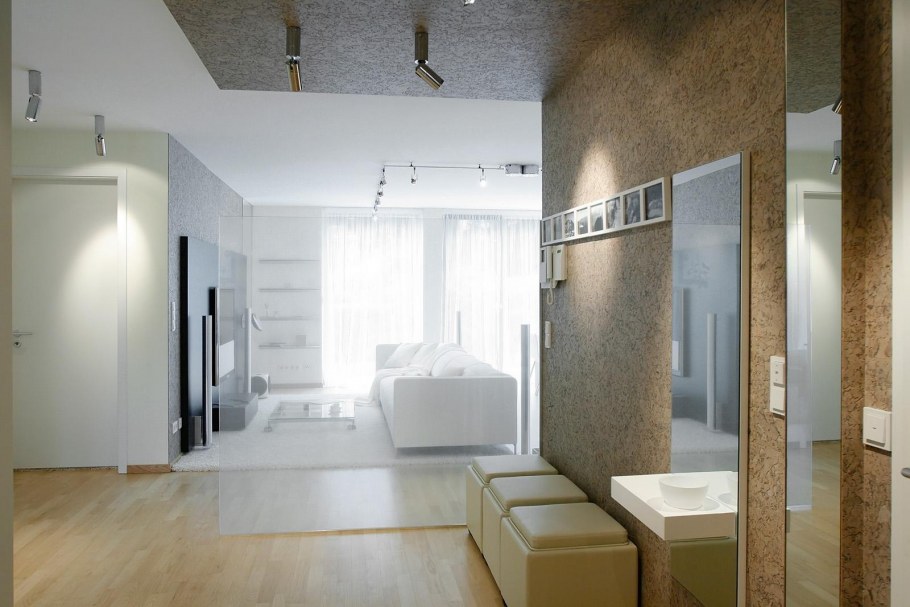 Пробка на стене в интерьере коридора