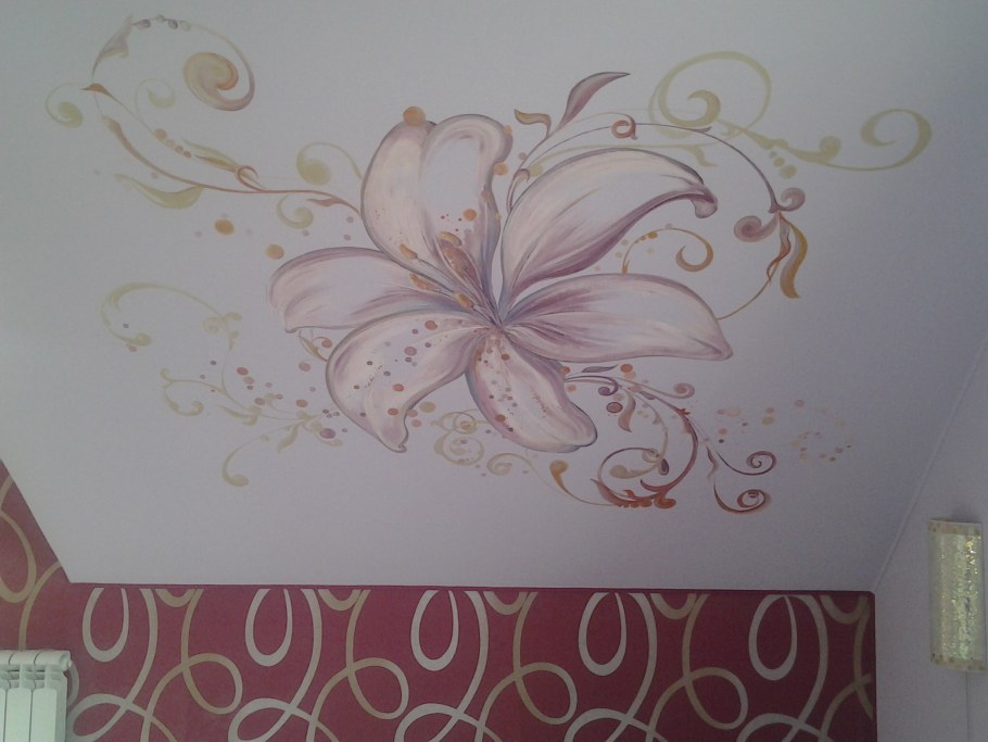 Натяжные потолки с цветочками