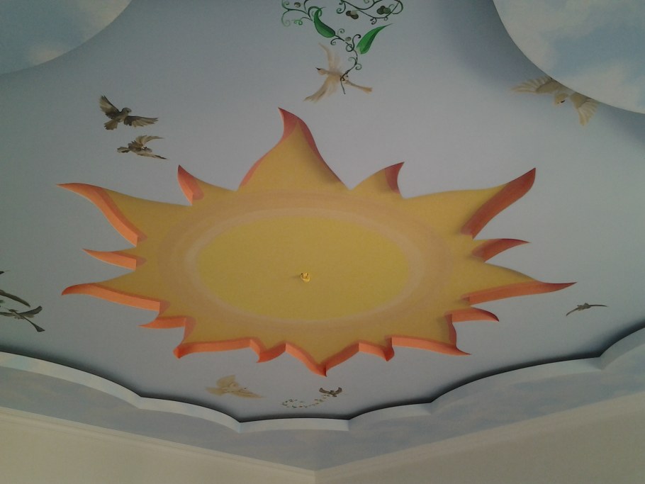 Нанесение жидких обоев на потолок