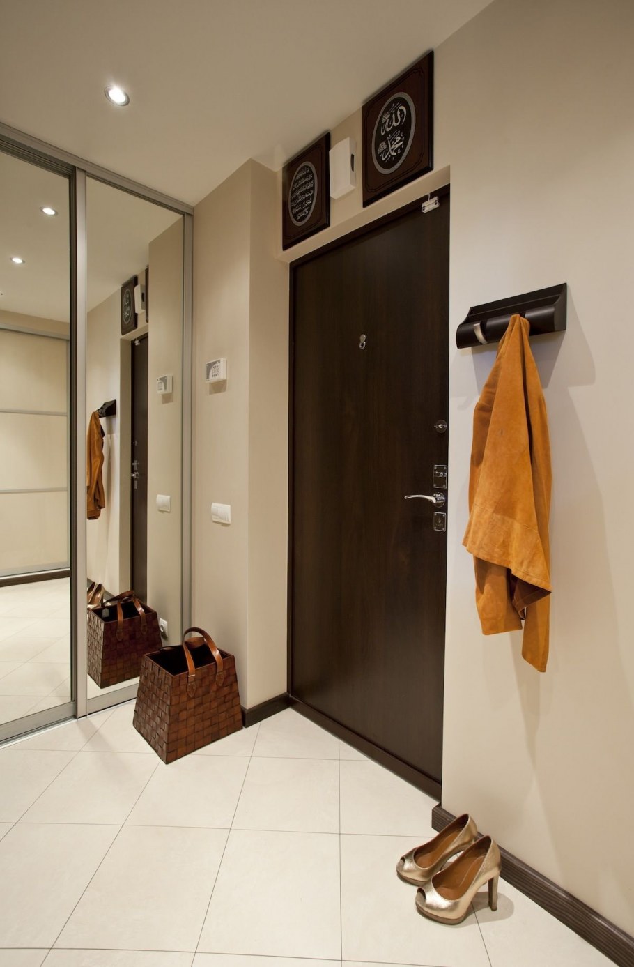 Интерьер квадратной прихожей