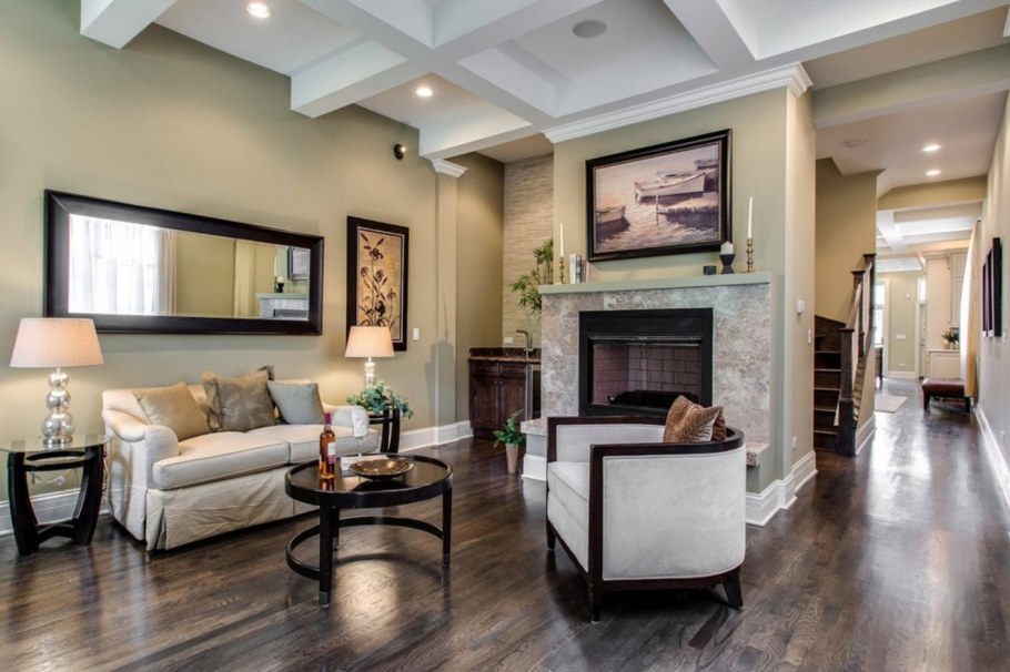 Гостиная с темным полом