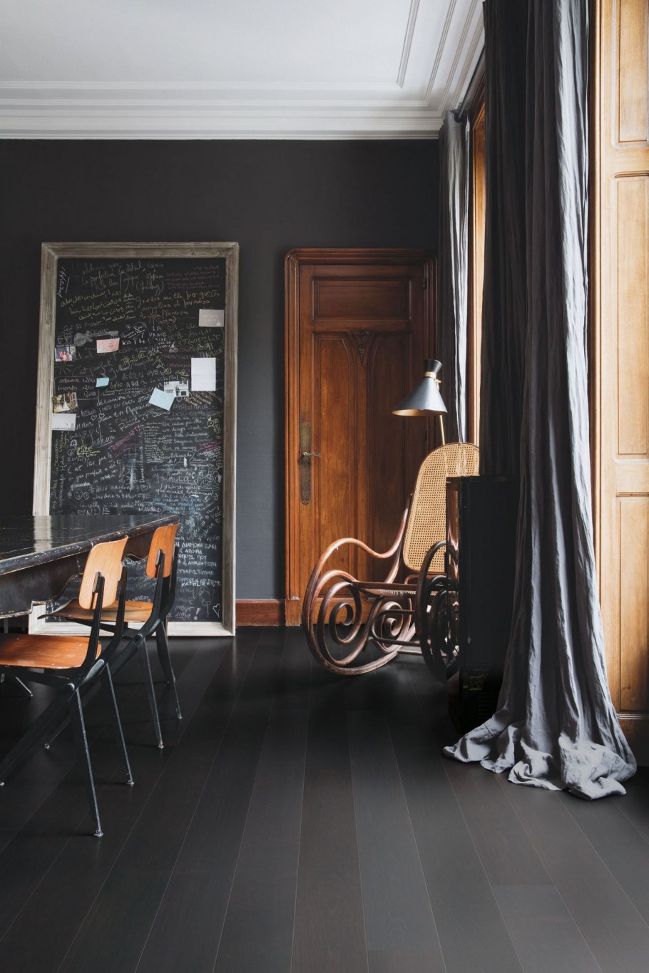 Темный пол в интерьере