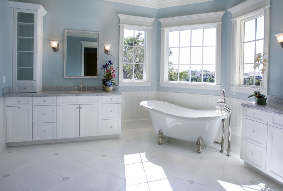 Белая ванная комната с окном