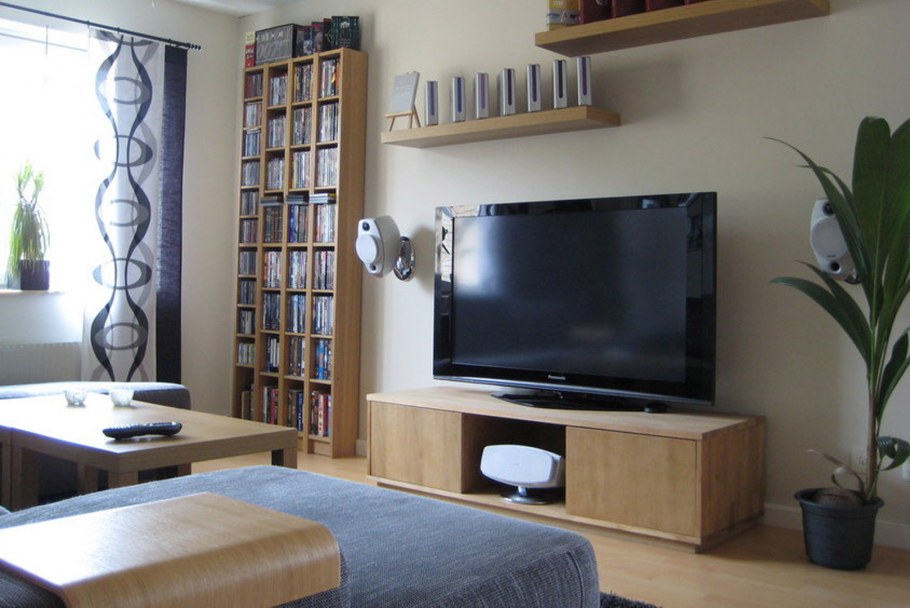 Стеллаж рядом с телевизором