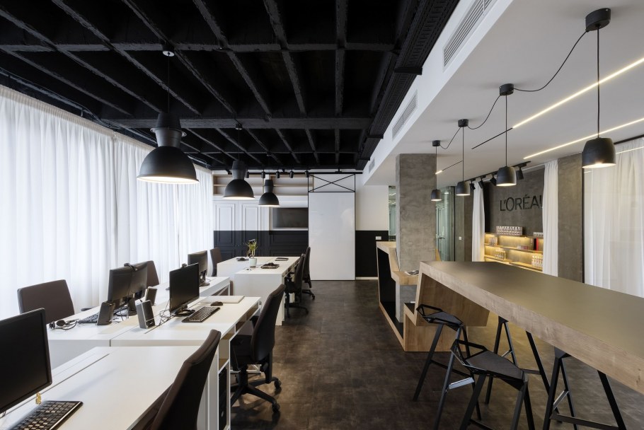 Декор ресторана и посуда в едином паттерне