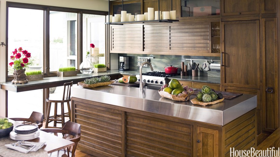 Деревянная скамья в интерьере кухни