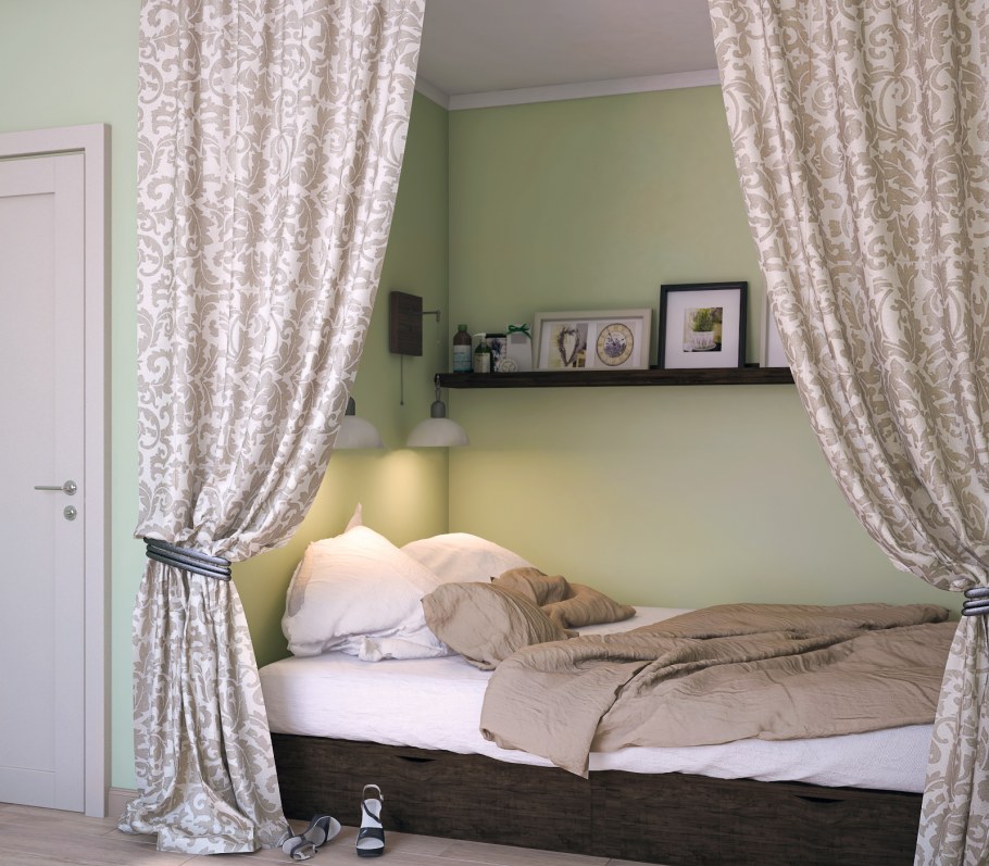 Кровать в нише за шторой