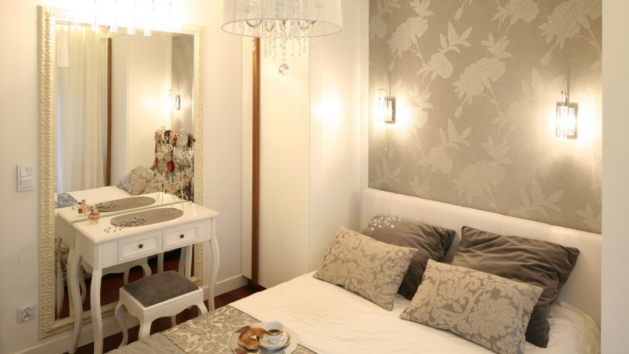 Спальня с зеркалом и диваном