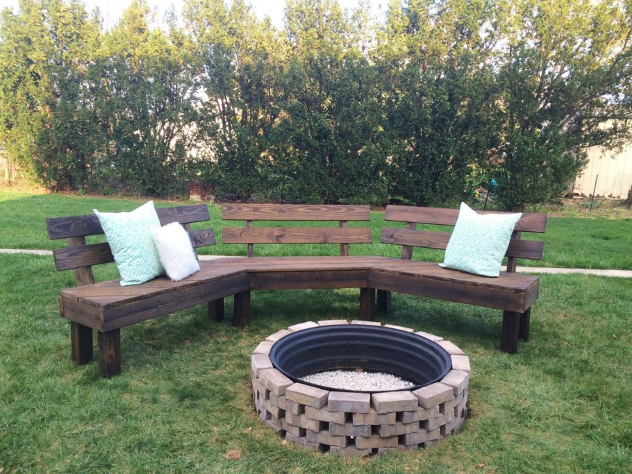 Скамейки вокруг костра