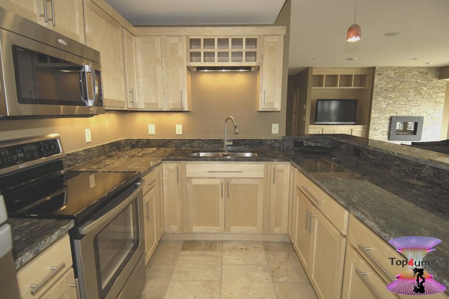 Бежевая кухня с черной столешницей