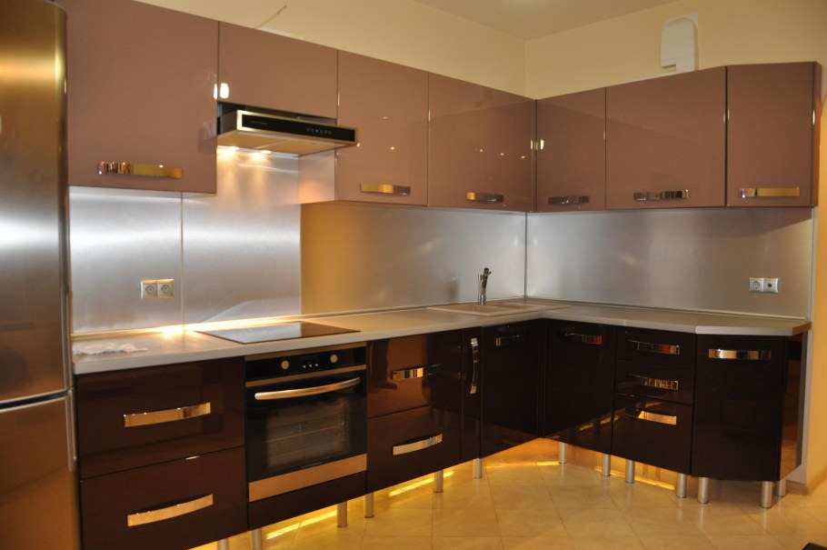 Глянцевые кухни в интерьере