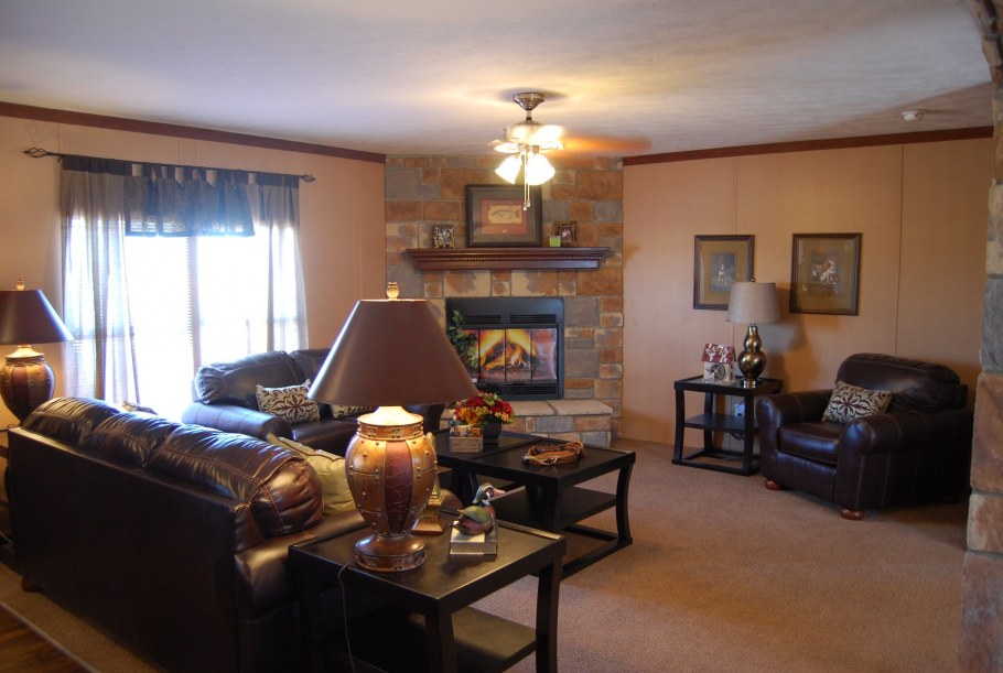 Гостиная с угловым камином в частном доме