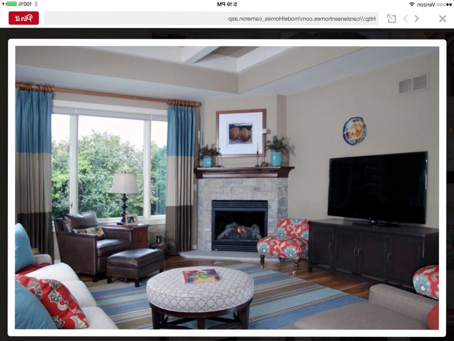 Угловой камин рядом с телевизором