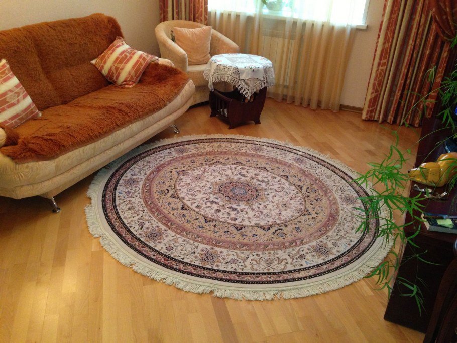 Интерьеры квартир с круглыми коврами