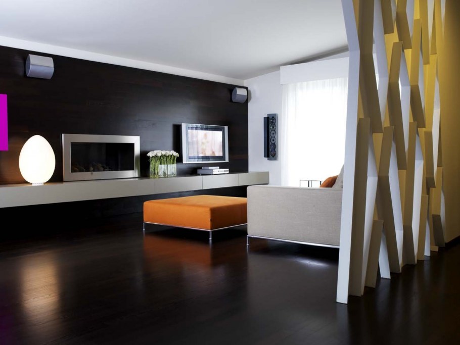 Гостиная с темным ламинатом