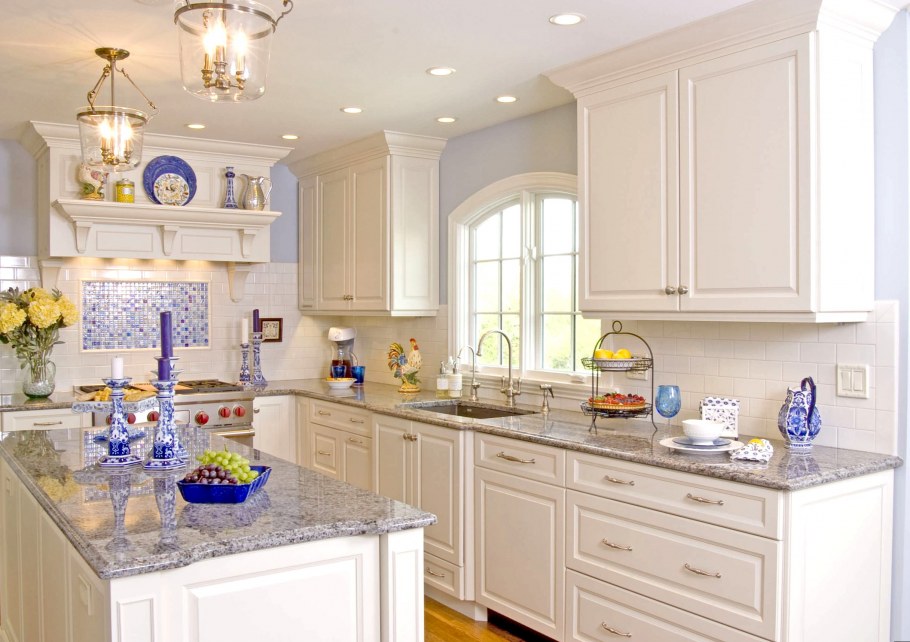 Интерьер кухни в белом цвете