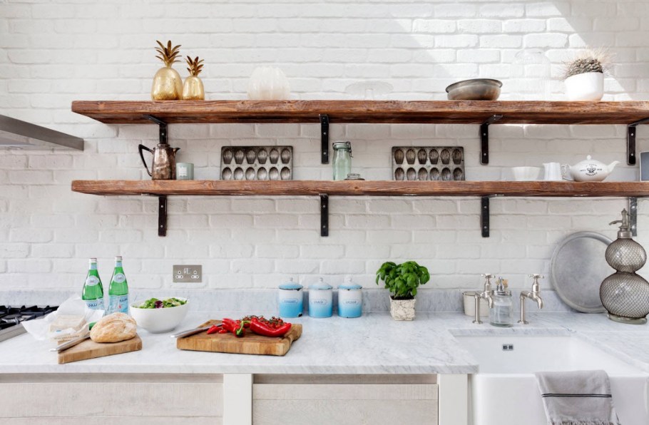 Открытые полки на кухне