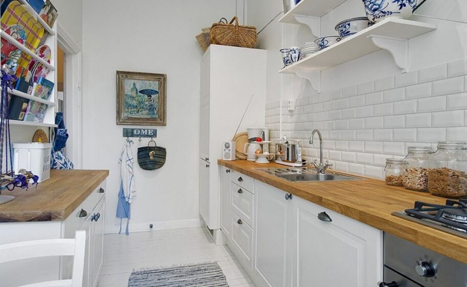 Белая кухня с деревянной столешницей Сканди стиль