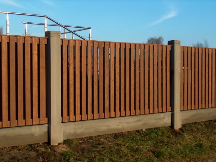 Деревянные столбы для забора