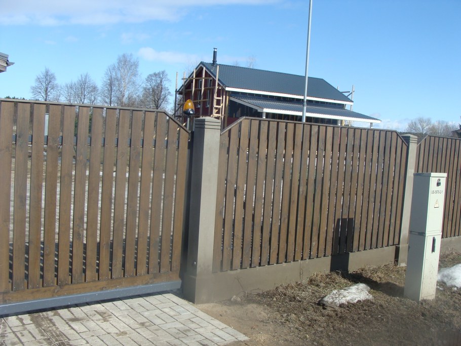 Деревянный забор с воротами и калиткой