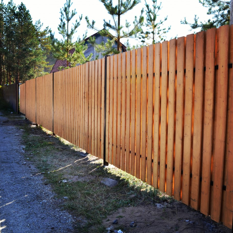 Забор деревянный вертикальный