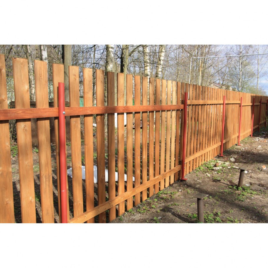 Деревянный забор на металлических стол